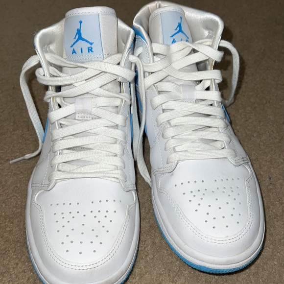 Jordan 1 Mid UNC size 7 in Womens - Picture 4 of 4
